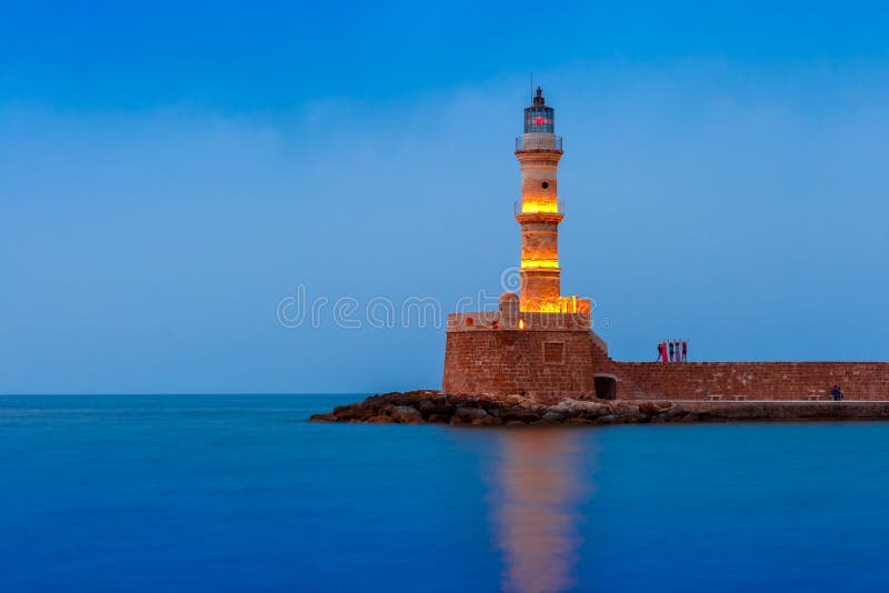 Nachtleuchtturm im alten Hafen, Chania, Kreta stockfotografie Nachtleuchtturm im alten Hafen, Chania, Kreta stockfotografie