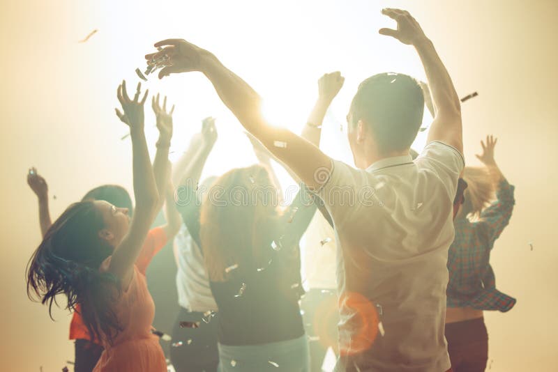 Nachtleven en discoconcept De jongeren danst in club stock afbeelding Nachtleven en discoconcept De jongeren danst in club stock afbeelding