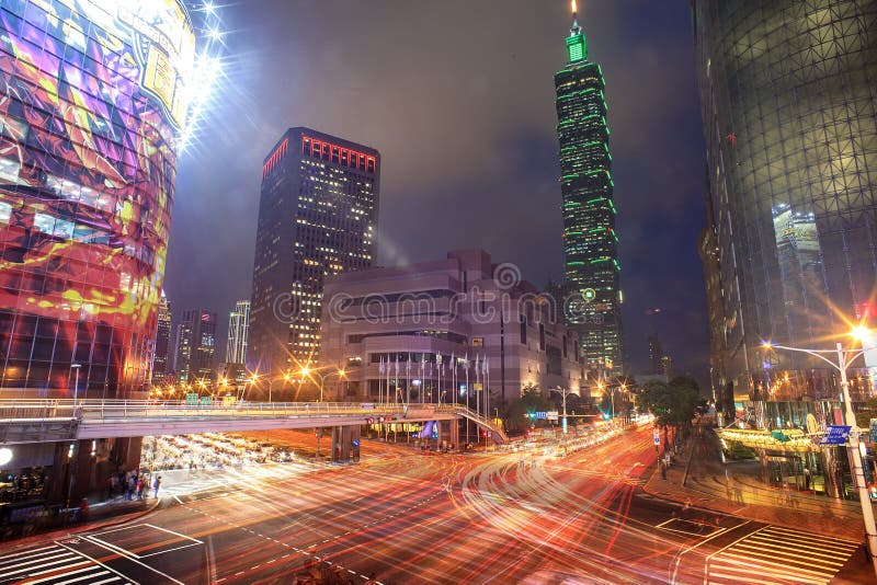 Nachtlicht Stadtbild von Wolkenkratzer Taipehs 101 mit hellem Versuch in der Straße stockbilder Nachtlicht Stadtbild von Wolkenkratzer Taipehs 101 mit hellem Versuch in der Straße stockbilder