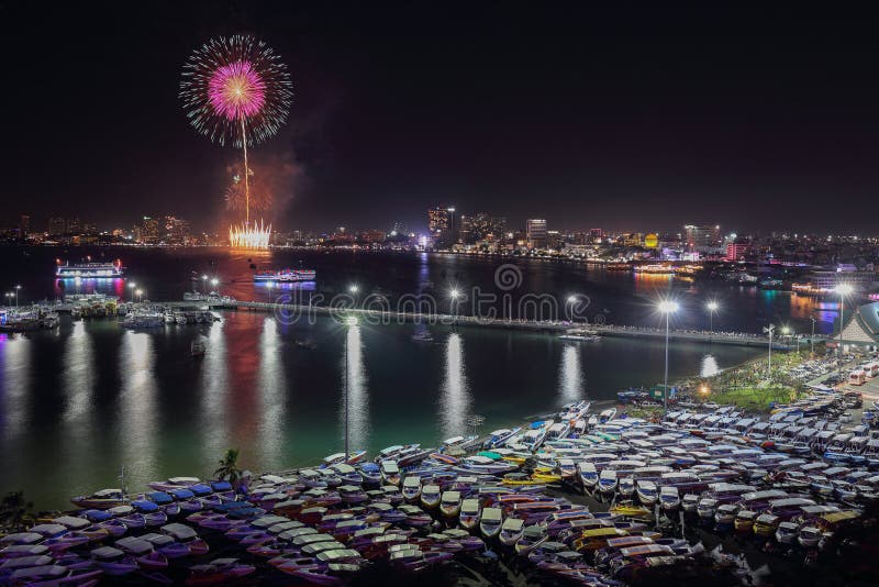 Nachtmening en vuurwerk bij Pattaya-stad, Thailand royalty-vrije stock afbeelding Nachtmening en vuurwerk bij Pattaya-stad, Thailand royalty-vrije stock afbeelding