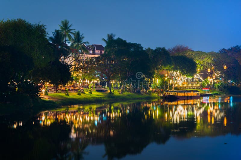Nachtzicht van de Ping rivier, Chiang Mai stock fotografie