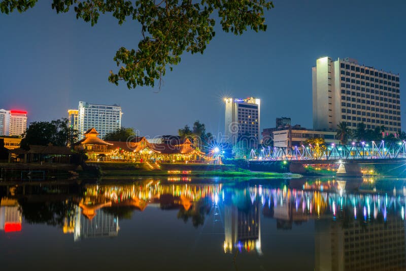 Nachtzicht van de Ping rivier, Chiang Mai stock foto