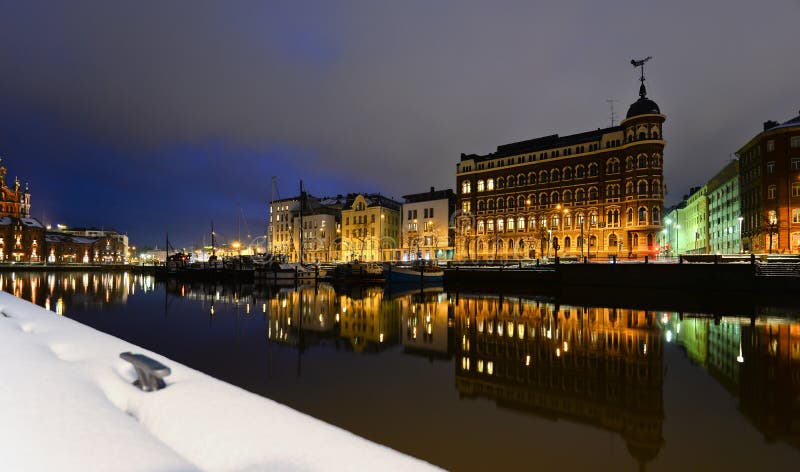 Nachtmening van de Oude Stad in de winter Helsinki, Finland Mooie Europese stad Helsinki royalty-vrije stock fotografie Nachtmening van de Oude Stad in de winter Helsinki, Finland Mooie Europese stad Helsinki royalty-vrije stock fotografie