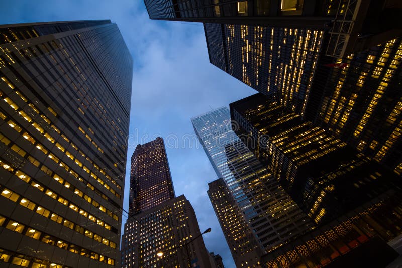 Nachtmening van de stadswolkenkrabbers van Toronto; kijk omhoog royalty-vrije stock foto's Nachtmening van de stadswolkenkrabbers van Toronto; kijk omhoog royalty-vrije stock foto's