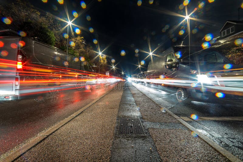 Nachtmening van het bezige van de Britse verkeer autosnelwegweg royalty-vrije stock foto Nachtmening van het bezige van de Britse verkeer autosnelwegweg royalty-vrije stock foto