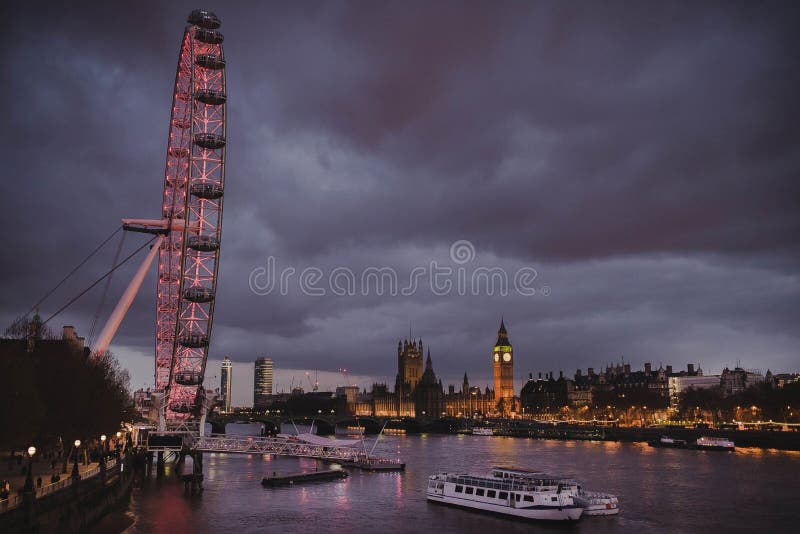 Nachtmening van het Oog en Big Ben van Londen stock afbeeldingen Nachtmening van het Oog en Big Ben van Londen stock afbeeldingen