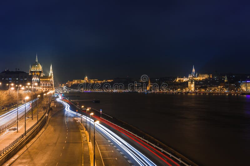 Nachtmening van het Panoramacityscape van Boedapest van beroemde toeristenbestemming met Donau, het parlement en bruggen Verlicht royalty-vrije stock afbeeldingen Nachtmening van het Panoramacityscape van Boedapest van beroemde toeristenbestemming met Donau, het parlement en bruggen Verlicht royalty-vrije stock afbeeldingen