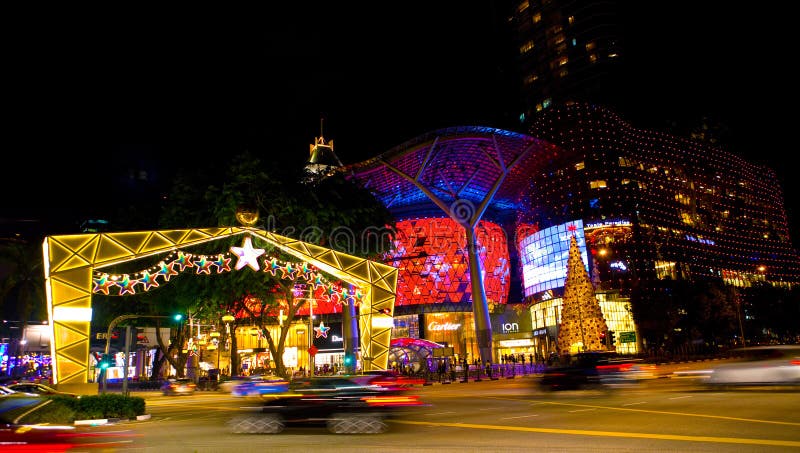 Nachtmening van Kerstmisdecoratie bij de Boomgaardweg van Singapore op 19 November, 2014 royalty-vrije stock foto Nachtmening van Kerstmisdecoratie bij de Boomgaardweg van Singapore op 19 November, 2014 royalty-vrije stock foto