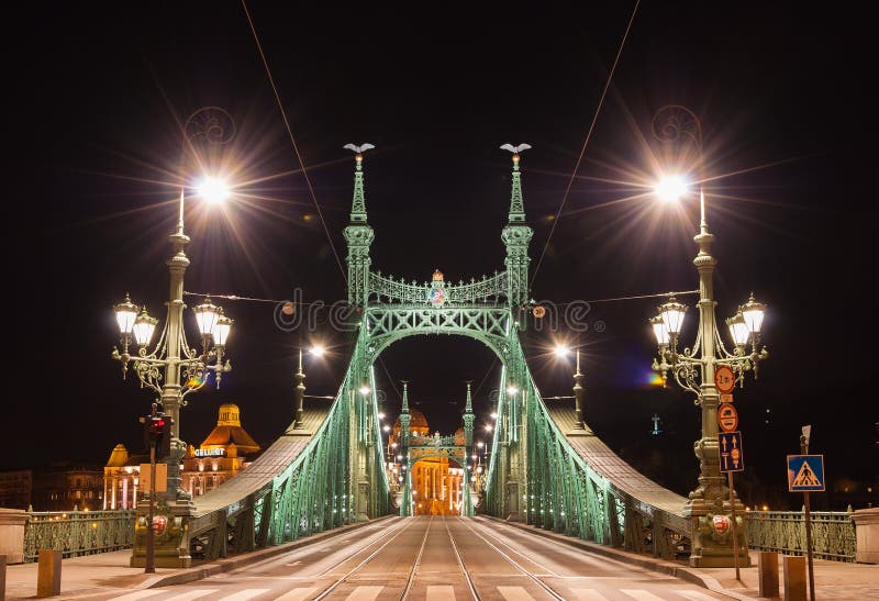 Nachtmening van Liberty Bridge of Vrijheidsbrug in Boedapest, Hongarije stock afbeeldingen Nachtmening van Liberty Bridge of Vrijheidsbrug in Boedapest, Hongarije stock afbeeldingen