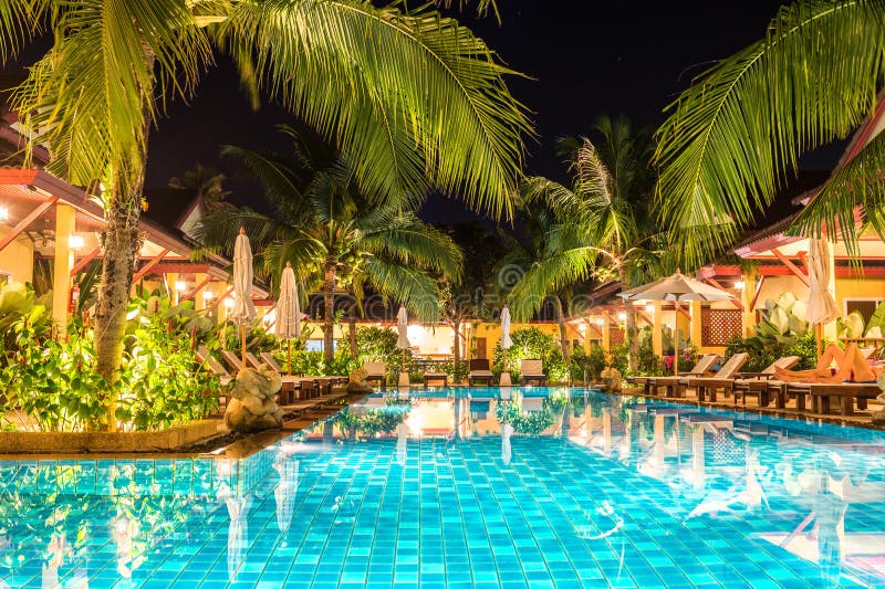Nachtmening van mooi zwembad in tropische toevlucht, Phuke
