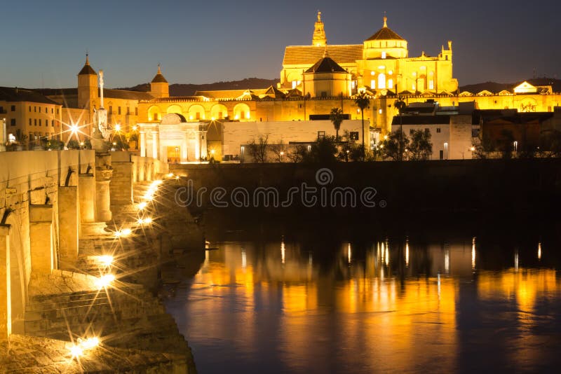 Nachtmening van Romano van mezquita-Catedral en Puente-- moskee-Cathe royalty-vrije stock fotografie Nachtmening van Romano van mezquita-Catedral en Puente-- moskee-Cathe royalty-vrije stock fotografie