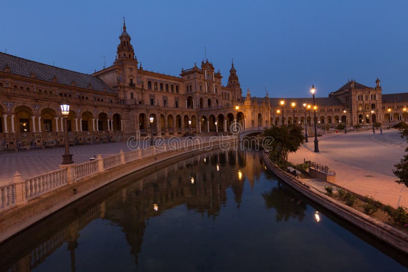 Nachtmening van Spaanse vierkante Plaza DE Espana in Sevilla, Andalusia, Spanje stock fotografie Nachtmening van Spaanse vierkante Plaza DE Espana in Sevilla, Andalusia, Spanje stock fotografie