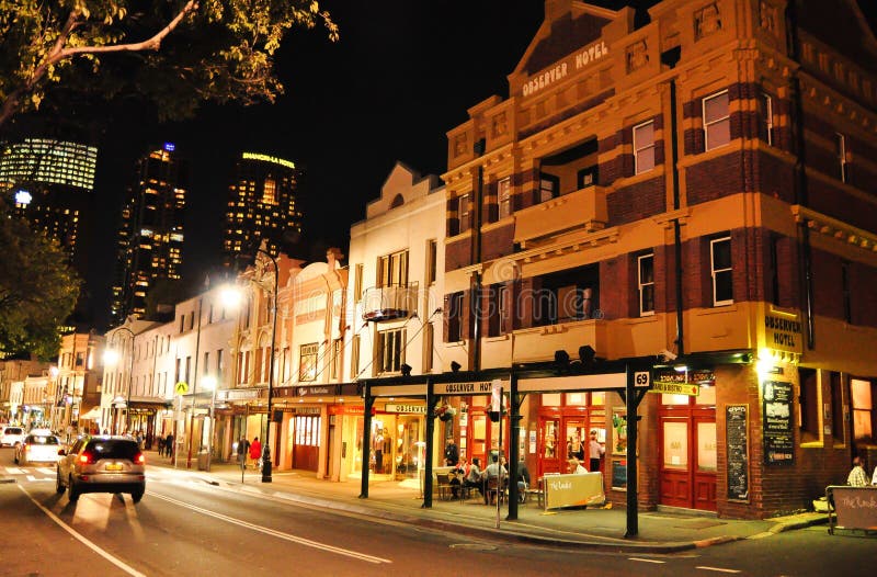 Nachtphotographie der Felsen ist- eine städtische Stelle, ein touristischer Bezirk und ein historischer Bereich des Sydney-` s St lizenzfreies stockfoto Nachtphotographie der Felsen ist- eine städtische Stelle, ein touristischer Bezirk und ein historischer Bereich des Sydney-` s St lizenzfreies stockfoto