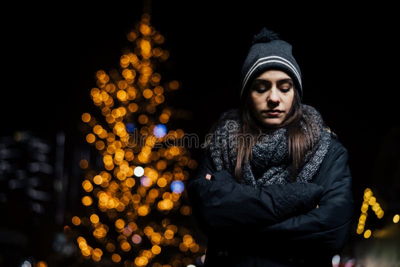 Nachtportret van een droevige vrouw die alleen en gedeprimeerd in de winter voelen De winterdepressie en eenzaamheidsconcept royalty-vrije stock afbeelding Nachtportret van een droevige vrouw die alleen en gedeprimeerd in de winter voelen De winterdepressie en eenzaamheidsconcept royalty-vrije stock afbeelding