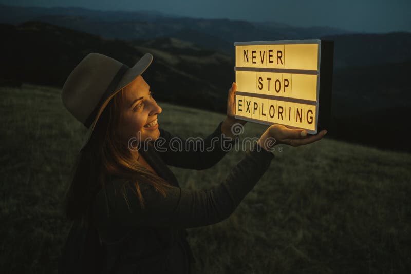 Nachtporträt der Frau im Hut mit Kasten mit Text stoppen nie e lizenzfreie stockfotografie Nachtporträt der Frau im Hut mit Kasten mit Text stoppen nie e lizenzfreie stockfotografie