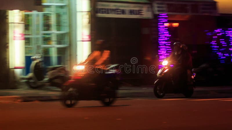 Nachtroller-Verkehr entlang Straße durch Shop-Fenster