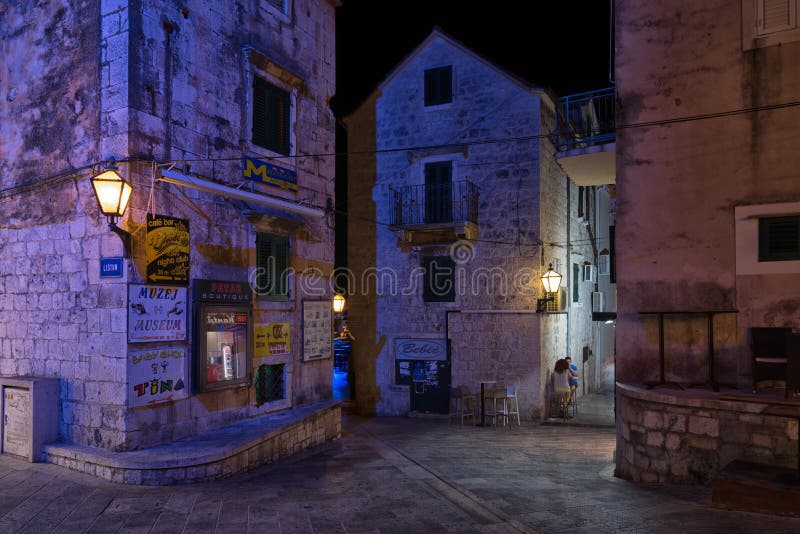 Nachtscène, de oude stad van Makarska, Kroatië