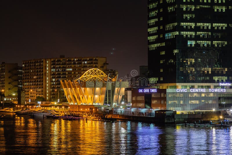 Nachtscène van dichte omhooggaande mening van de Civic Center-Torens Victoria Island, Lagos Nigeria stock fotografie Nachtscène van dichte omhooggaande mening van de Civic Center-Torens Victoria Island, Lagos Nigeria stock fotografie