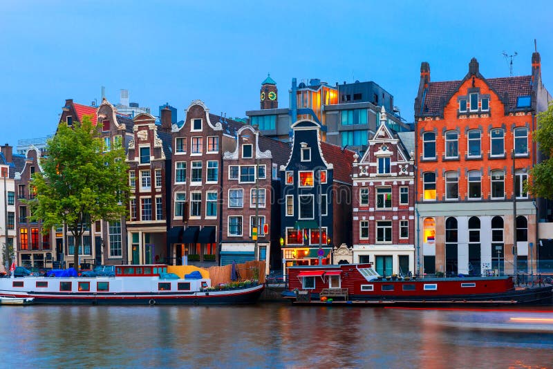 Nachtstadtansicht von Amsterdam-Kanal mit niederländischen Häusern