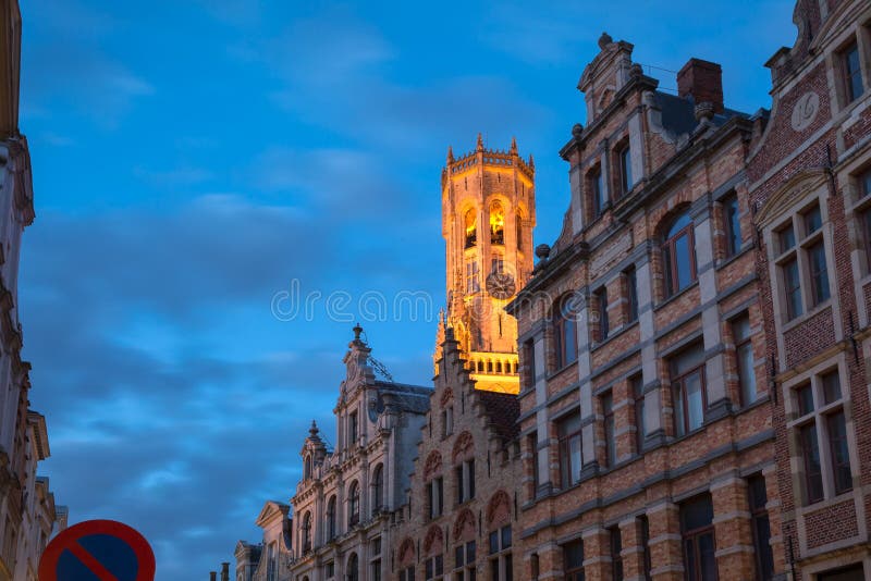 Nachtstraat en toren Belfort in Brugge, België