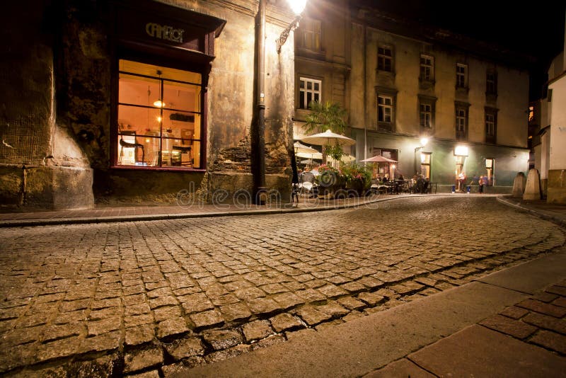 Nachtstraat van oude stad met cobble steenweg en bars royalty-vrije stock afbeeldingen Nachtstraat van oude stad met cobble steenweg en bars royalty-vrije stock afbeeldingen