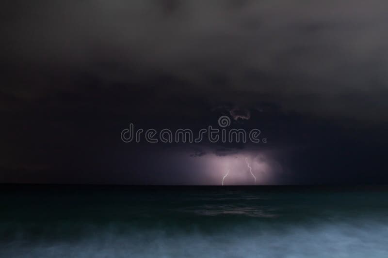 Nachtsturmmeer lizenzfreies stockbild Nachtsturmmeer lizenzfreies stockbild