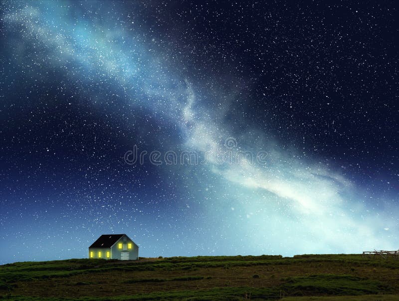 Nachtszene des Hauses unter dem nächtlichen Himmel lizenzfreie stockfotos Nachtszene des Hauses unter dem nächtlichen Himmel lizenzfreie stockfotos