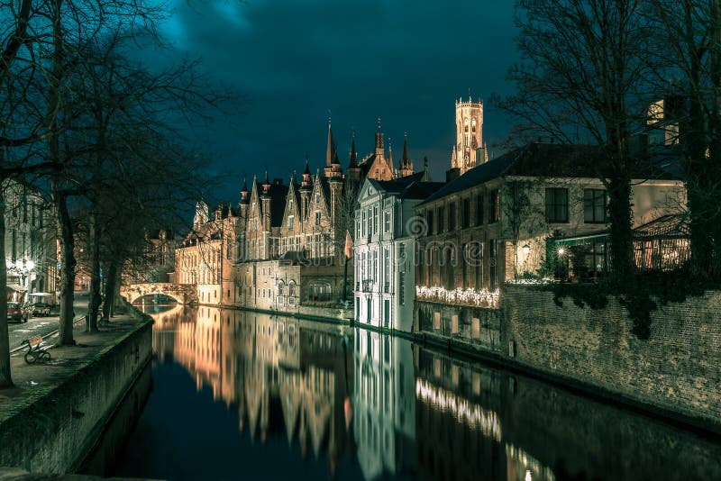 Nachttoren Belfort en het Groene kanaal in Brugge