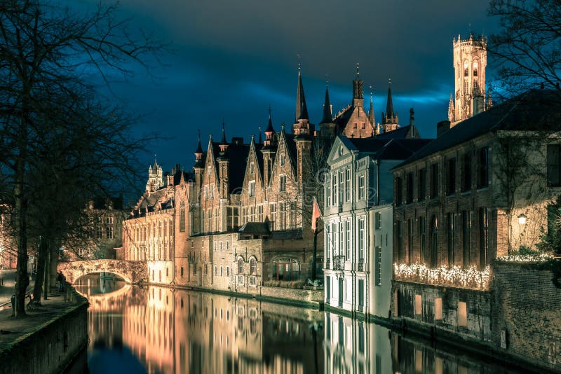 Nachttoren Belfort en het Groene kanaal in Brugge