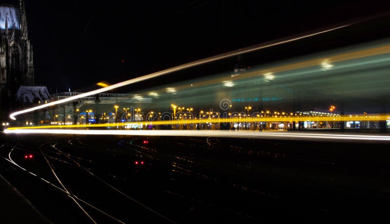 Nachtverkeerslichten met traceur, Keulen, Duitsland royalty-vrije stock foto Nachtverkeerslichten met traceur, Keulen, Duitsland royalty-vrije stock foto