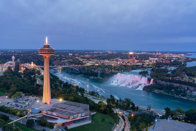 Nachtvogelperspektive des Skylon-Turms und des schönen Niagara Falls lizenzfreie stockfotografie Nachtvogelperspektive des Skylon-Turms und des schönen Niagara Falls lizenzfreie stockfotografie