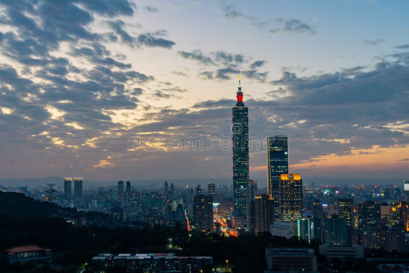 Nachtvogelperspektive des Taipehs 101 und des Stadtbilds von Xiangshan