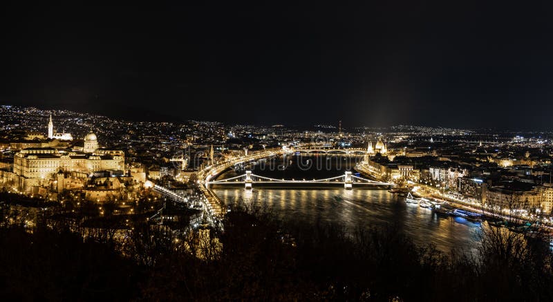 Nachtvogelperspektive von Budapest - Hauptstadt von Ungarn lizenzfreie stockfotos Nachtvogelperspektive von Budapest - Hauptstadt von Ungarn lizenzfreie stockfotos