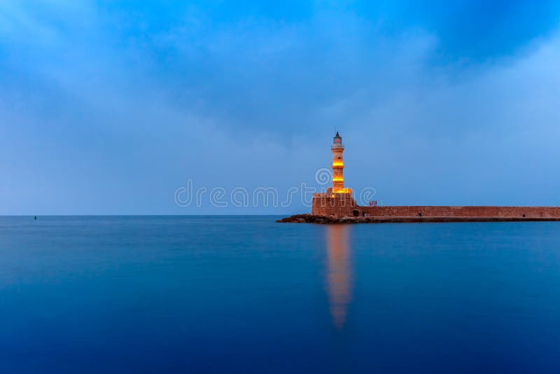 Nachtvuurtoren in oude haven, Chania, Kreta stock foto's Nachtvuurtoren in oude haven, Chania, Kreta stock foto's