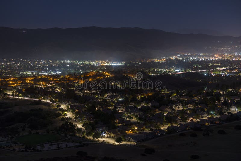 Nachtweergave Simi Valley in Ventura County California stock afbeelding Nachtweergave Simi Valley in Ventura County California stock afbeelding