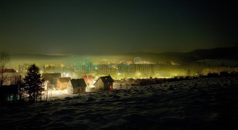 Nachtwinteransicht über das kleine Schleppseil stockfotos Nachtwinteransicht über das kleine Schleppseil stockfotos