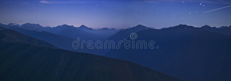 Nachtzeithimmel und olympischer Gebirgszug mit Sternschnuppe stockfoto Nachtzeithimmel und olympischer Gebirgszug mit Sternschnuppe stockfoto