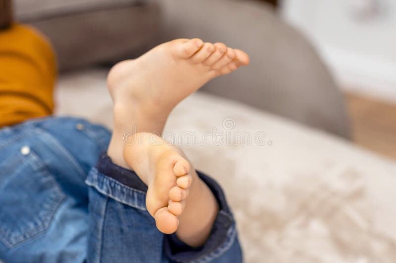 Nackte Füße eines Jungen, Nahaufnahme stockbilder