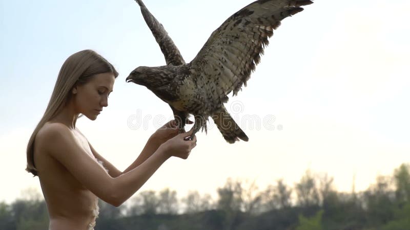 Nacktes Mädchen, Das Einen Adler Hält Stock Video - Video von formschön, bäume: 90538361
