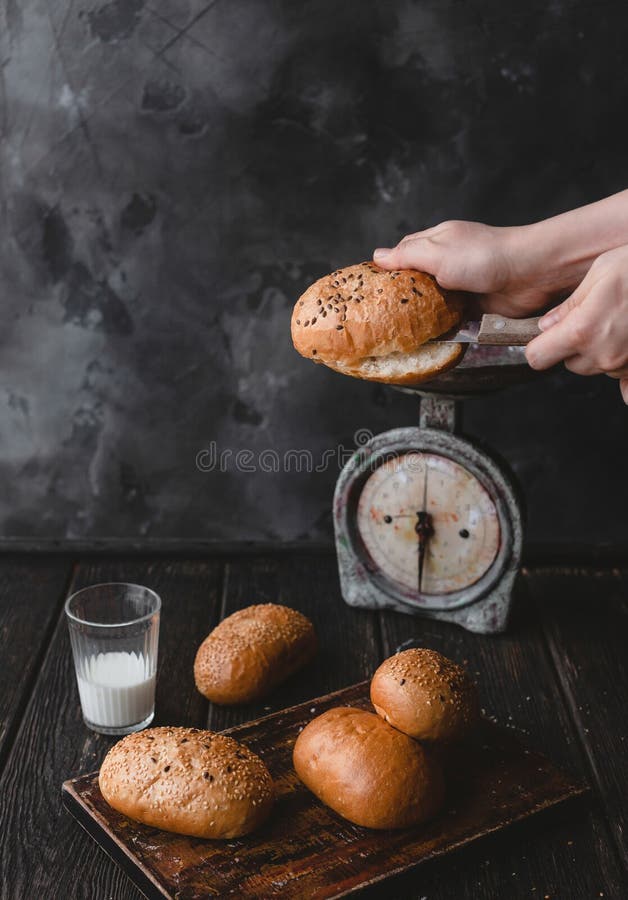 Naco do corte da mulher de pão nas mãos imagens de stock