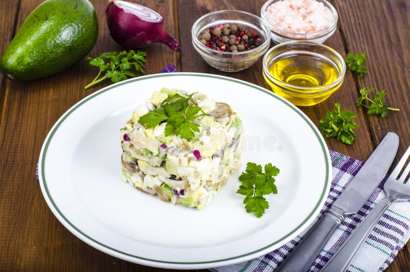Naczynia z avocado, sałatką z pieczarkami i jajkami, majonezowy kumberland zdjęcie stock Naczynia z avocado, sałatką z pieczarkami i jajkami, majonezowy kumberland zdjęcie stock