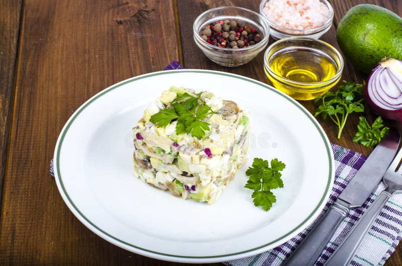 Naczynia z avocado, sałatką z pieczarkami i jajkami, majonezowy kumberland zdjęcia stock Naczynia z avocado, sałatką z pieczarkami i jajkami, majonezowy kumberland zdjęcia stock