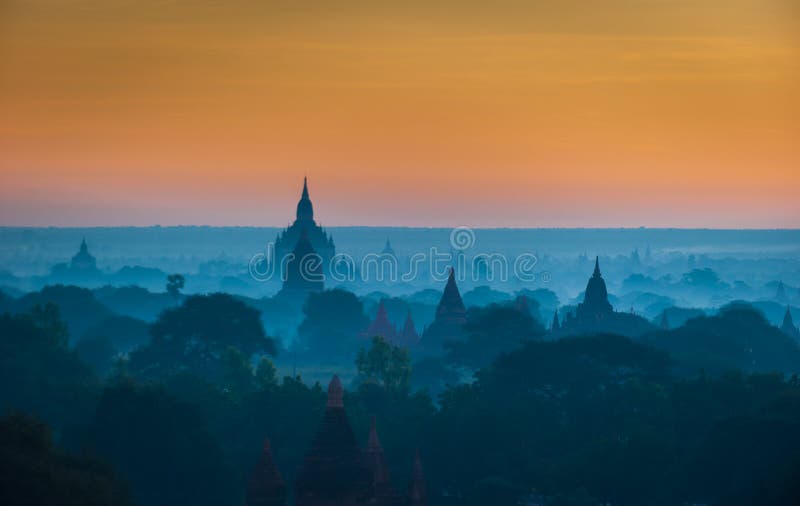 nad wschód słońca antyczny bagan Myanmar fotografia stock nad wschód słońca antyczny bagan Myanmar fotografia stock