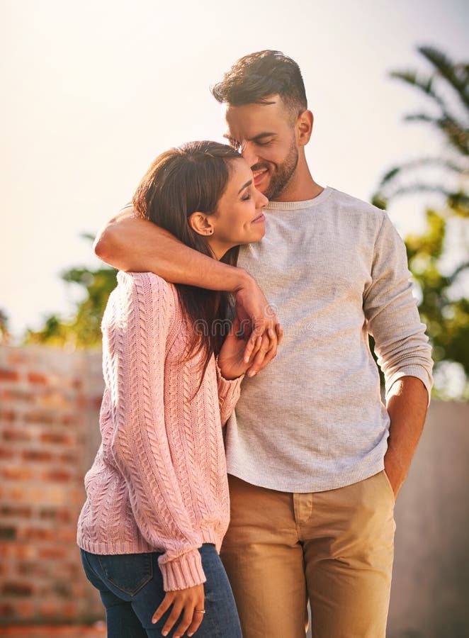 Nada mantiene al corazón feliz como el amor. una pareja joven feliz que pasa tiempo juntos al aire libre. fotografía de archivo