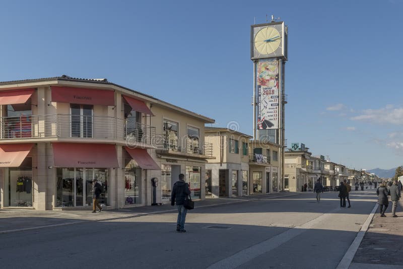 Nadbrzeże i zegarowy wierza w Viareggio, Lucca, Tuscany, Włochy obrazy stock Nadbrzeże i zegarowy wierza w Viareggio, Lucca, Tuscany, Włochy obrazy stock
