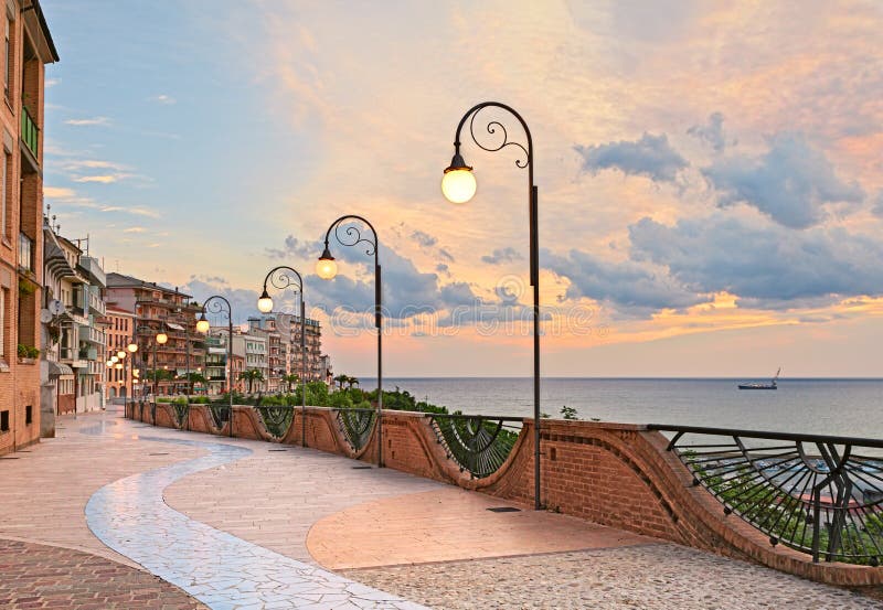 Nadbrzeże przy świtem w Ortona, Abruzzo, Włochy - piękny taras z latarnią uliczną na Adriatyckim morzu