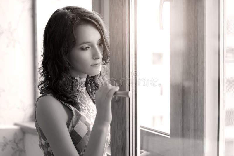 Peinzend, elegant meisje stock fotografie