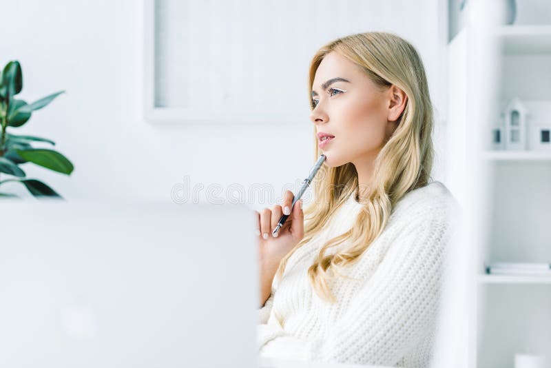 nadenkende charmante vrouw met pen stock foto nadenkende charmante vrouw met pen stock foto