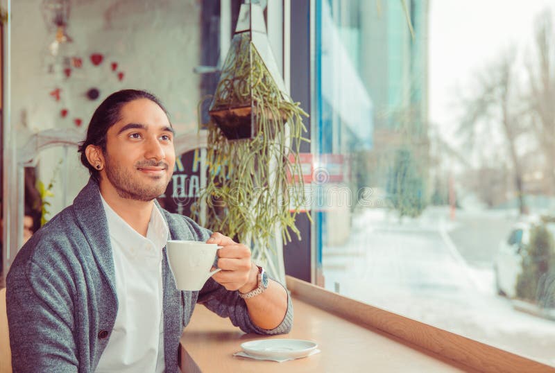 Nadenkende mens die bij in koffiewinkel op dagdromen kijken stock foto's Nadenkende mens die bij in koffiewinkel op dagdromen kijken stock foto's