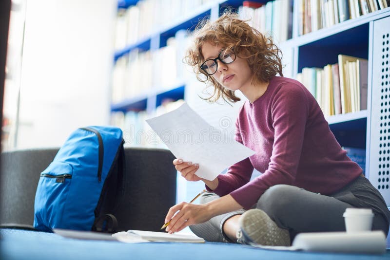 Nadenkende student die bij het universitaire onderzoek werken stock afbeeldingen Nadenkende student die bij het universitaire onderzoek werken stock afbeeldingen